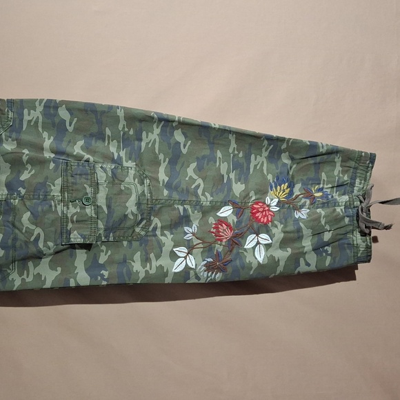 Style & Co Camouflage Capri Pants with Embroidery 18W - Picture 10 of 13